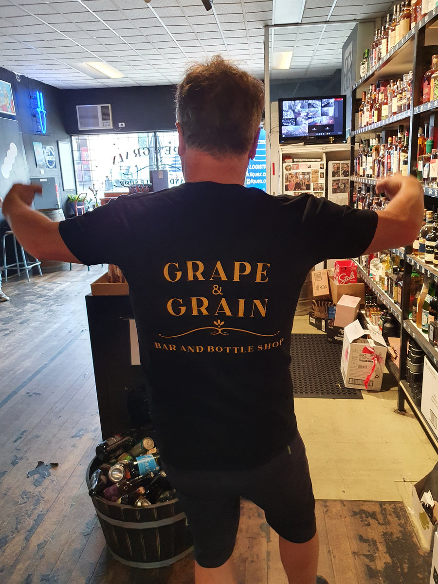 Grape and Grain - Logo T-shirt Black/Gold Unisex